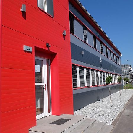 Montagehotel Bed & Steel Linz Exteriör bild